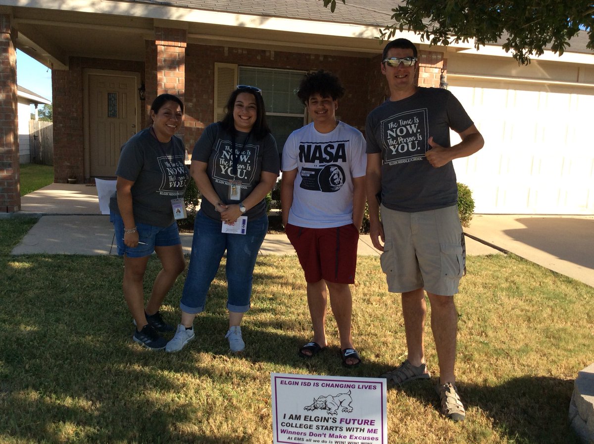 KellyClark50's tweet photo. Elgin Middle School community walks! #thetimeisnow @ElginSupt https://t.co/5wIUzorPxb