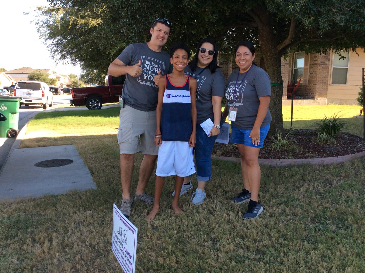 KellyClark50's tweet photo. Elgin Middle School community walks! #thetimeisnow @ElginSupt https://t.co/5wIUzorPxb