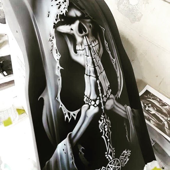 mrsagostini's tweet photo. Hey guys! If anyone is looking to get some custom artwork done to their cars, bikes, etc, look no further! My coworker's husband is based in Metro Detroit and does phenomenal work ✨ Give him a call and he'll hook you up! #liquidsteel https://t.co/4RHRUR3lHr
