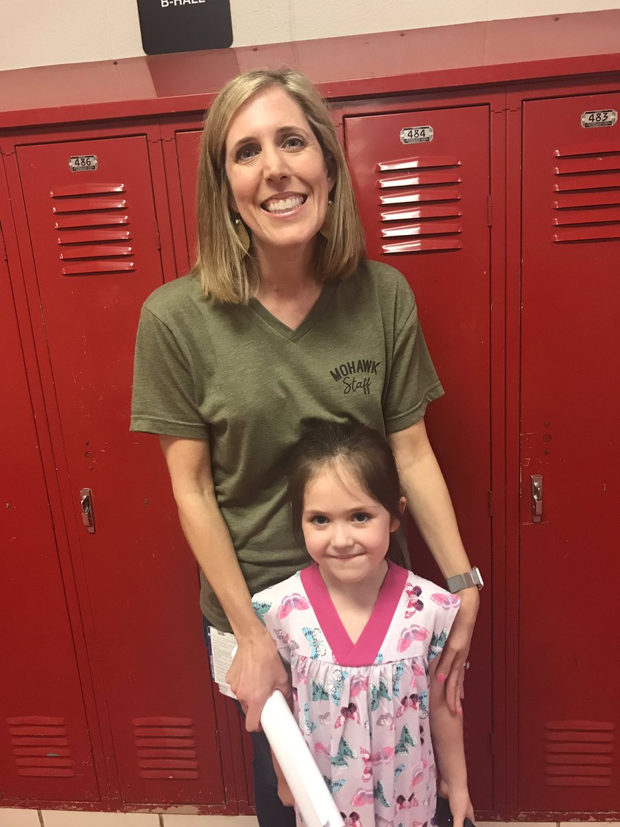 nikkimacpherso3's tweet photo. When you have an amazing counselor you just have to get a pic with her at meet the teacher #RISDsaysomething #LetTheAdventureBegin #mohawkcolts https://t.co/Ny9Op1QEFD