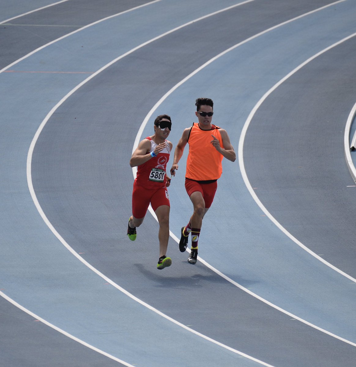 angelcitysports's tweet photo. No one expects you to go through your path alone, whatever it may be! Tag your partner, guide, person, bestie and show them the love 💙😇
#guiderunner #blindrunning #adaptivesports #blindsports #parasport #adaptivetrack #paratrack https://t.co/wF9eW6MDtD