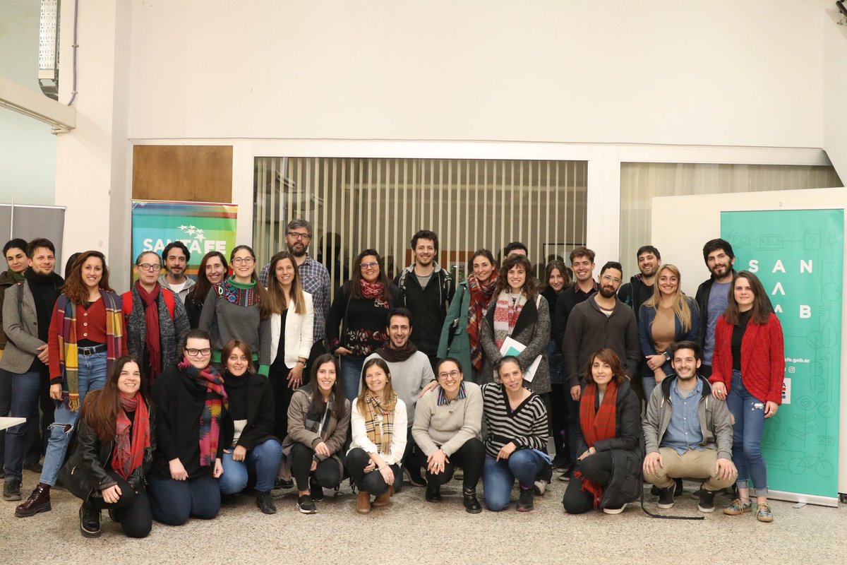 innovacionSF's tweet photo. ¿Sabías que #LaFotoFinal es un clásico de #Santalab en cada encuentro? 😁📸🤳🏽
👇🏽 Esta es de la gran jornada de #DiseñoCívico e #InteligenciaColectivaSituada junto a @urbanohumano 🌐🔁
➡️ Mirá el álbum completo acá: https://t.co/auNXoeKiwD 😉 https://t.co/BJDLZb6hRg