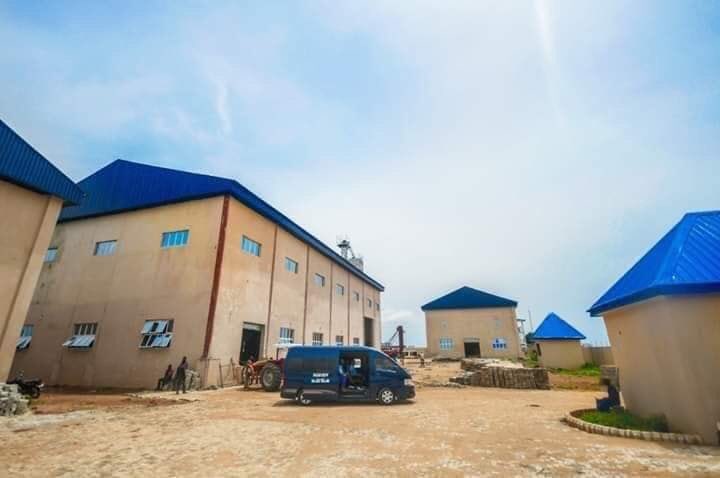 usmanyusuf's tweet photo. This is the Multi Billion Naira Kogi State Rice Mill located at Omi. It is one of the major project that will be commissioned by President Muhammadu Buhari before the end of this year. #GYBx2 #SilentAchiever https://t.co/Oh3pFltq2d