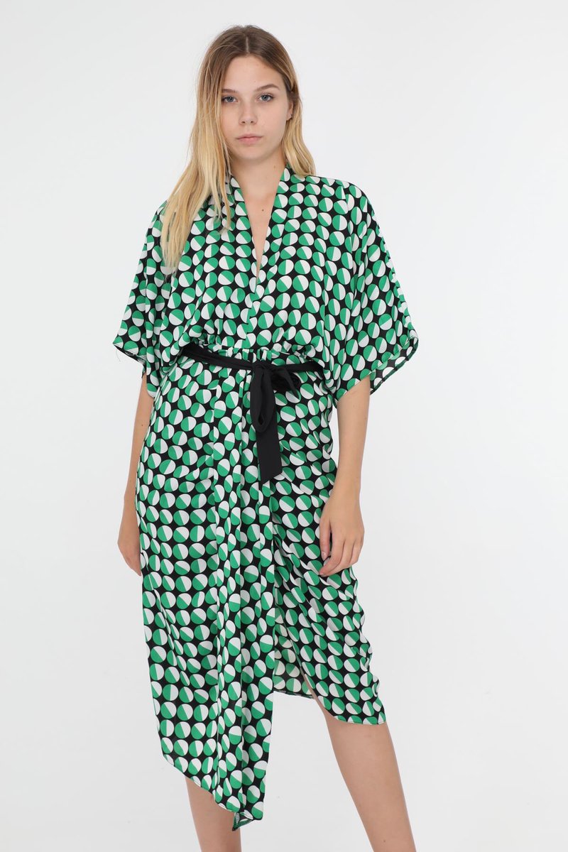 Finally I can share with you all a taster of the new dresses now available on my shop. I am so excited guys I can't tell you. My selection of clothing is small for now (have to start somewhere) but I promise it will grow &amp; grow. It’s all thanks to you!
laineystyle.com/collections/dr…