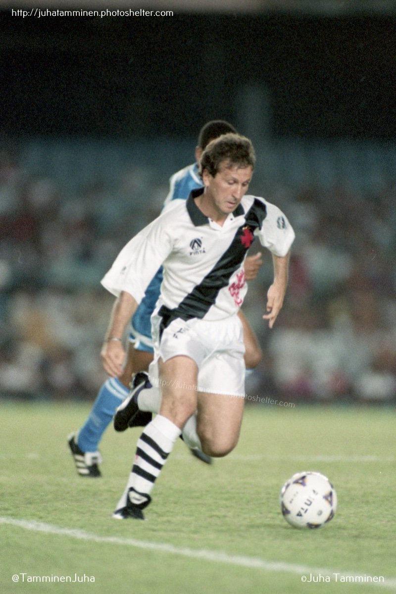 Não é ilusão, não é truque, nada de photoshop, é o que parece mesmo... Acho que a palavra correta aqui é respeito. Maracanã, 24 de março 1993. <a href="/Galinho1953/">Zico Oficial</a> <a href="/PaiSantanaOf/">@ Pai Santana ✠</a> <a href="/flamengoretro/">Flamengo Retrô</a> #Zico #VascoDaGama #RobertoDinamite