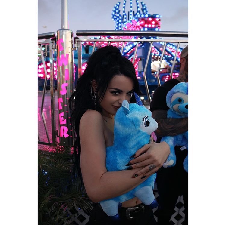 sarayajade_'s tweet photo. Who says you can’t celebrate your birthday early? Neck surgery in a few days 🌙 https://t.co/HR3v7VFYKa