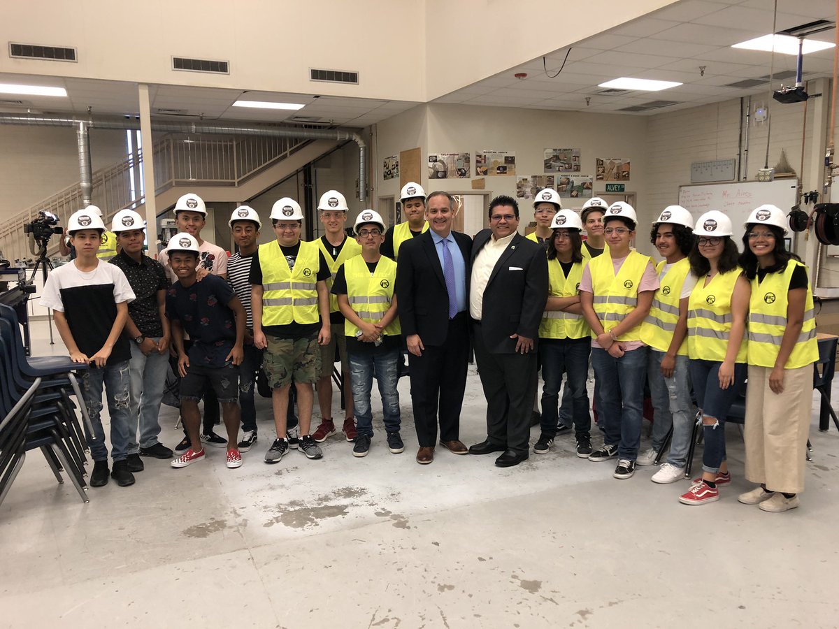 ClarkCountySch's tweet photo. Thanks to our community partners for helping our @SETechTweets students prepare for career readiness by providing them with work gear for apprenticeship programs as CCSD launched https://t.co/OdJIpop6Px. @onestopcareerNV @RTCSNV #MartinHarrisConstruction #1ForKids https://t.co/OAeHjFq0lX