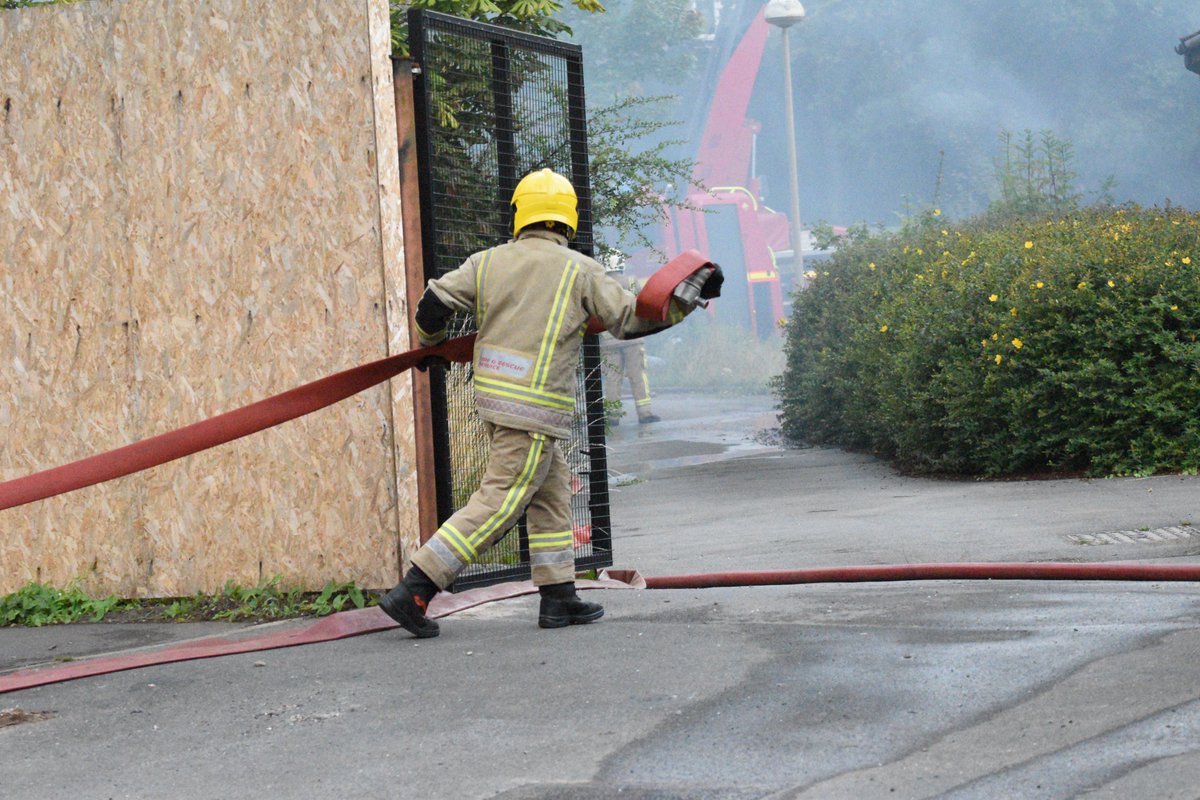 prohostcoza's tweet photo. @AvonFireRescue https://t.co/9B9pChghTc