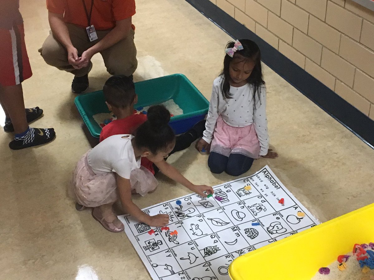 Iveland_Rocks's tweet photo. Welcome Kindergarteners!  #TransitionDay https://t.co/ighQ7FW2qY