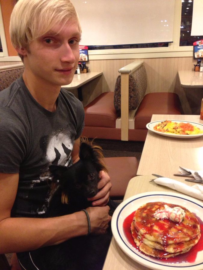 GroceryGay's tweet photo. Making snacks, holding snacks, sitting down to snack.
I'm talking 'bout Snacks. Just talking 'bout @MaxCarterXXX.
#MCM #MaxCarterMonday https://t.co/aXOZYg7Cnz