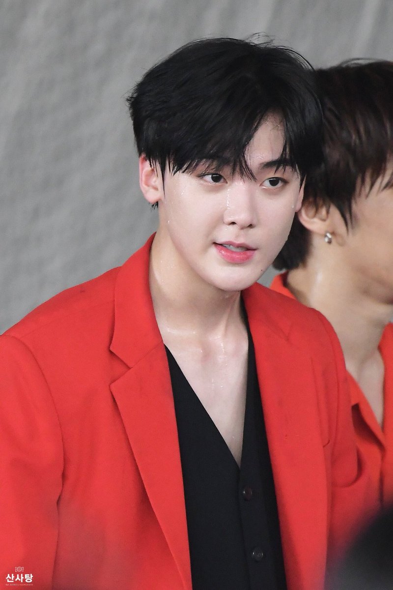 flutteryfrens's tweet photo. i left twt for a week and suddenly sanha is a fucking vampire prince https://t.co/eUknd3iwgI