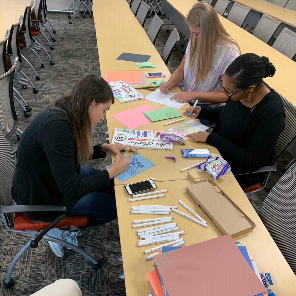 JoinDiscovery's tweet photo. Last week our US interns made blankets and cards for children's hospitals around the country during our annual Intern Impact Day! Giving back is at the core of who we are as a company, and we love when our interns get involved #bediscovery #discoveryintern https://t.co/INj85zwCtr