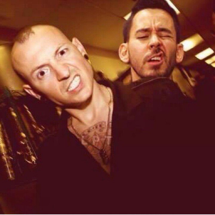 E4everM's tweet photo. Another #Bennoda day? Hell Yeah! #LPFamily #MikeAndChester #Chester #Mike #MakeChesterProud #MakeMikeProud #FriendshipGoals https://t.co/fd0na9GGtS