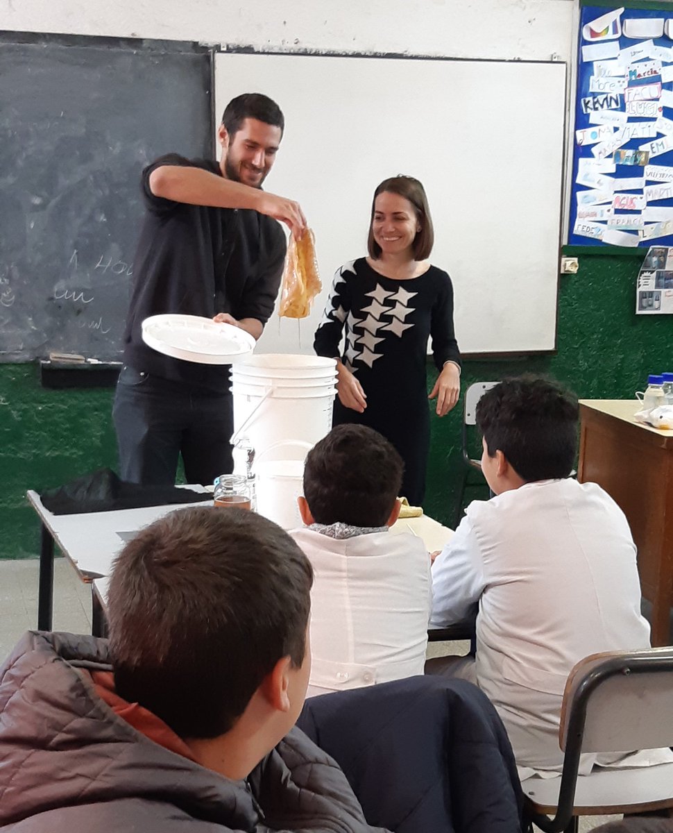 eliseli_'s tweet photo. Acompañados por @karmatobrew, 6to año investigó qué es el té de kombucha y cómo prepararlo para generar "textiles biodegradables". #ceilab #esc339 #BiotinkeringLab https://t.co/BBTJC7Y0re