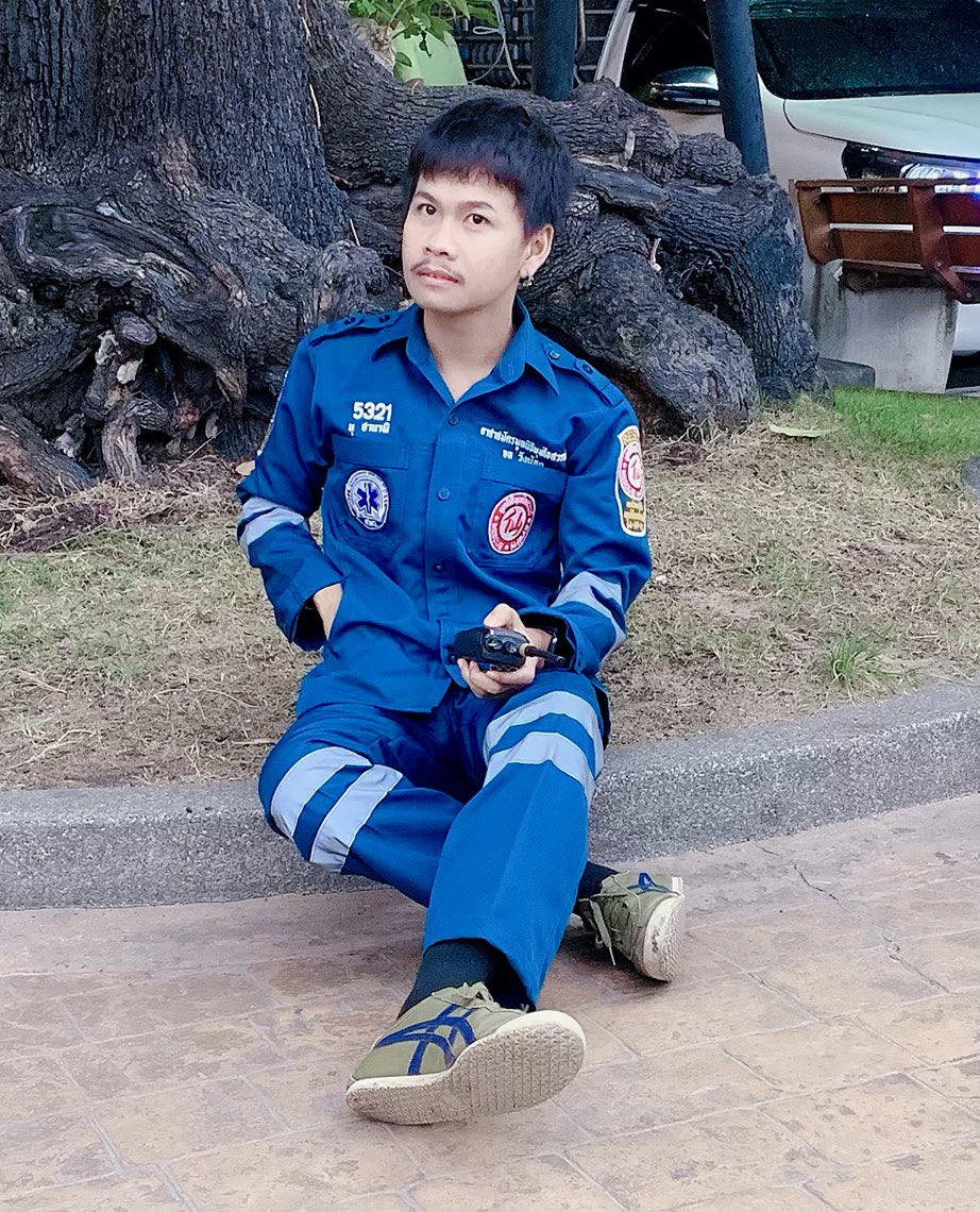 นั่งเฉยๆ... เองนะครับ.  #มอนิ่ง.