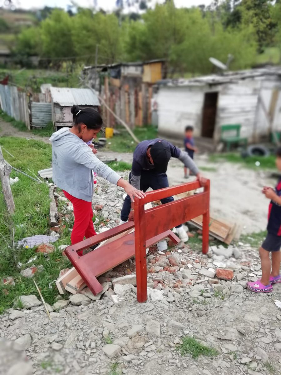 chiograndao's tweet photo. El compromiso de @MIES_Zona7 con 'Jose' fue atenderlo de manera inmediata e integral. Hoy, nuestro equipo del #DistritoLoja le entregó algunos enseres. Reafirmamos la corresponsabilidad familiar en salud, educación y armonía en el hogar.

#DerechosYDiscapacidad 

@berecordero https://t.co/QeDbWZz4CH