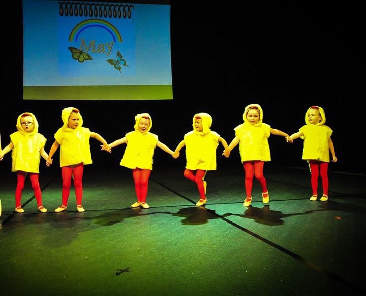 beatfeetdance's tweet photo. Look 👀 at our gorgeous chickens! 😍 #preschool #adorable #cute #show #team #chickenstrut #dance #preschooldance #perform #onstage #fluffy #ballet #childrensclass https://t.co/mu4ncjpP5K