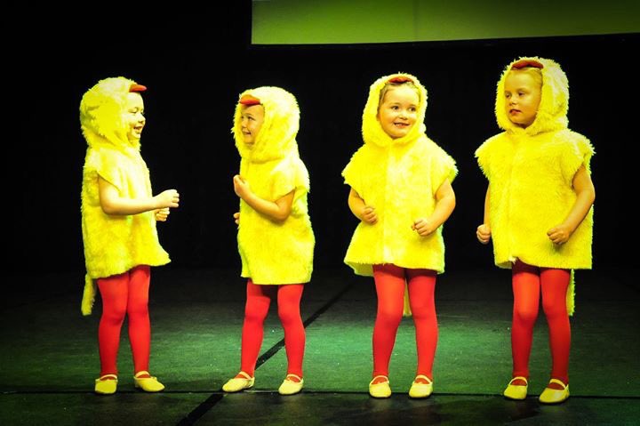 beatfeetdance's tweet photo. Look 👀 at our gorgeous chickens! 😍 #preschool #adorable #cute #show #team #chickenstrut #dance #preschooldance #perform #onstage #fluffy #ballet #childrensclass https://t.co/mu4ncjpP5K