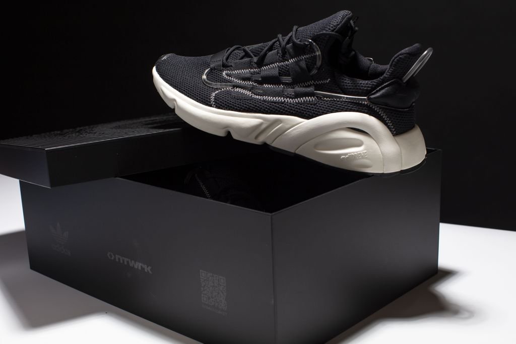 SneakerNews's tweet photo. GIVEAWAY! One lucky follower will win this NTWRK x adidas LXCON. Follow the directions below:

1. LIKE and RETWEET
2. FOLLOW the page
3. Reply with your shoe size

To enter, you must be located within the U.S. | Giveaway ends 8/15 3PM EST #SNGIVES https://t.co/bMlLF9adDl