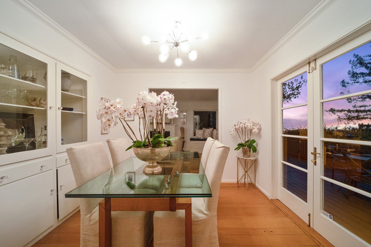 grubbco's tweet photo. Elegant traditional in Upper Oakmore boasts Bay views &amp; fantastic outdoor spaces. This home has been tastefully updated to highlight the original architectural details:

https://t.co/snQveNTYRM

#oakland #realestate #bayarearealestate @LeadingRE #oakmore #reginajacobs https://t.co/LsbhT56zv8