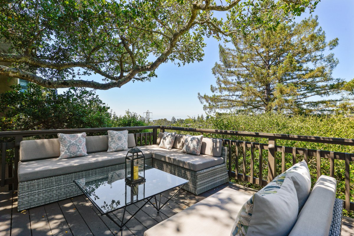 grubbco's tweet photo. Elegant traditional in Upper Oakmore boasts Bay views &amp; fantastic outdoor spaces. This home has been tastefully updated to highlight the original architectural details:

https://t.co/snQveNTYRM

#oakland #realestate #bayarearealestate @LeadingRE #oakmore #reginajacobs https://t.co/LsbhT56zv8