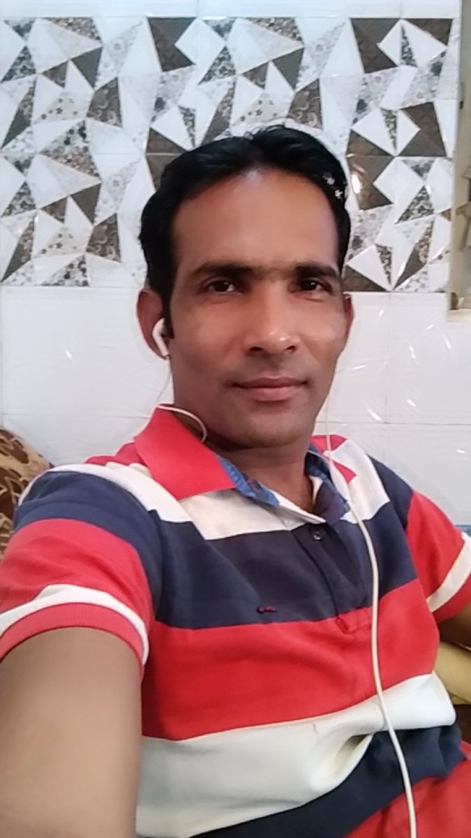 कुछ नफ़रत करने वालों को 
             भी रखती हूँ दिल के करीब में
वर्ना कमियाँ कौन बताएगा 
              मेरे किरदार की