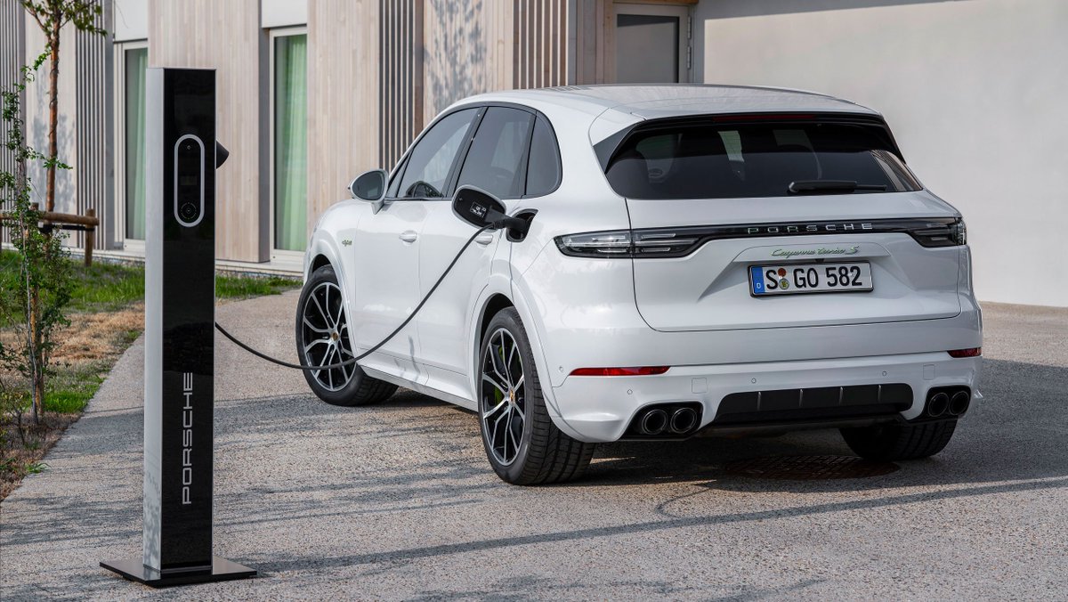 PorscheNewsroom's tweet photo. #Porsche continues to consistently focus on #emobility, with the #Cayenne range following the Panamera series in now featuring a plug-in hybrid as its new flagship model. More details: https://t.co/8sUmL2v5D0 https://t.co/Sar8r1WrBP