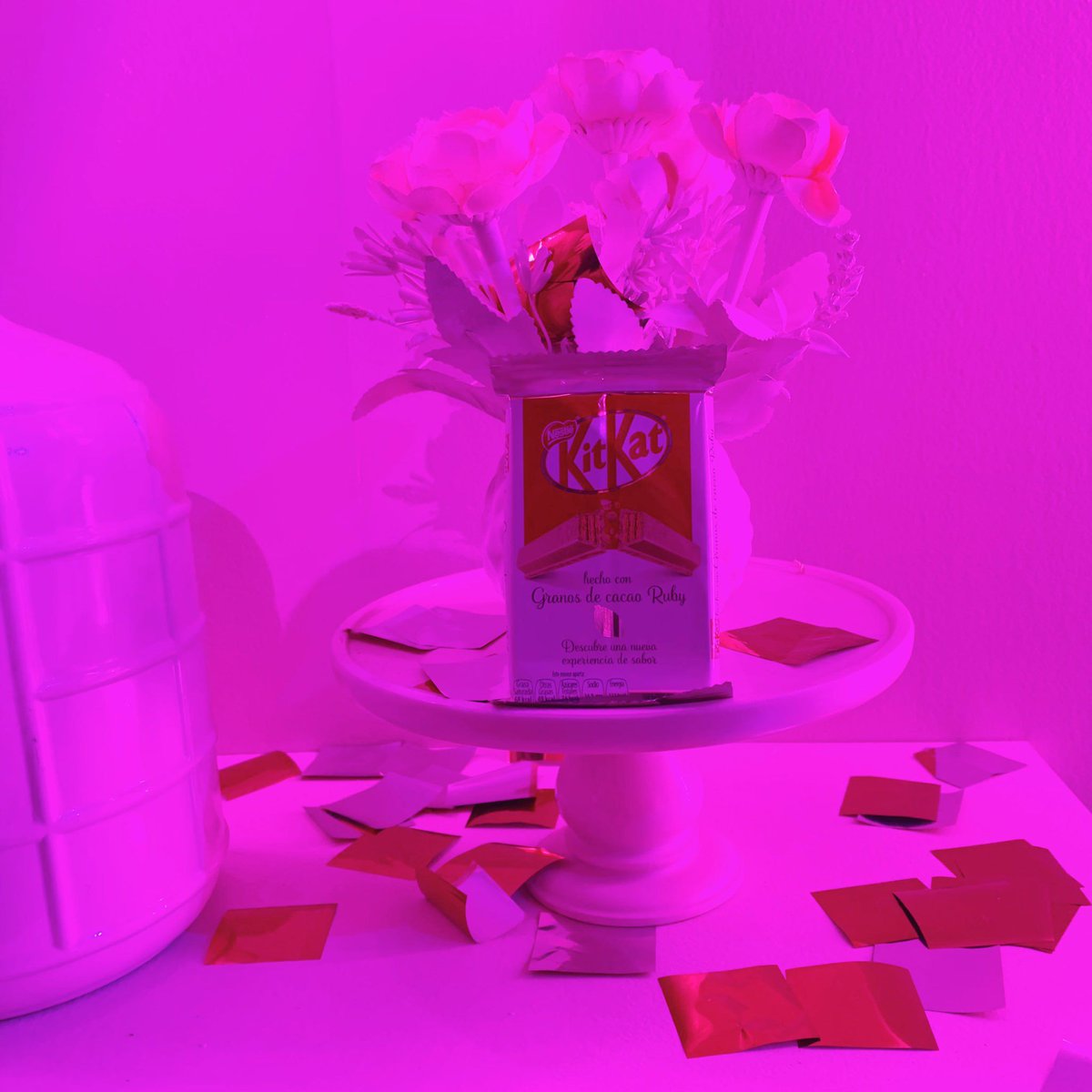 dna_magazine's tweet photo. Pink is the sweetest flavor 🍫💗| #dnaloves @KitKatMexico #unexpectedbreak https://t.co/2QETfEcJ3R