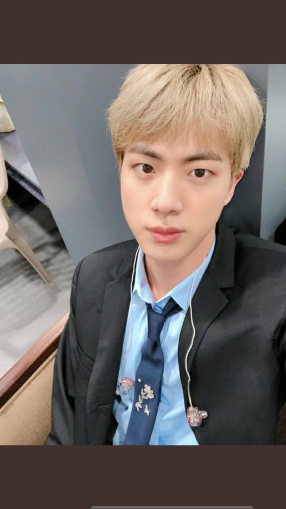 LaJhopeBiased1's tweet photo. La hermosura de jin no se puede ocultar ❤️💁😍🌻 es todo una diva 🤠❤️ #jinbts #JIN #BTSLoveMyself #BTSWORLD #JinV #hermosuradejin #kimseokjin https://t.co/icEyU2TXSW