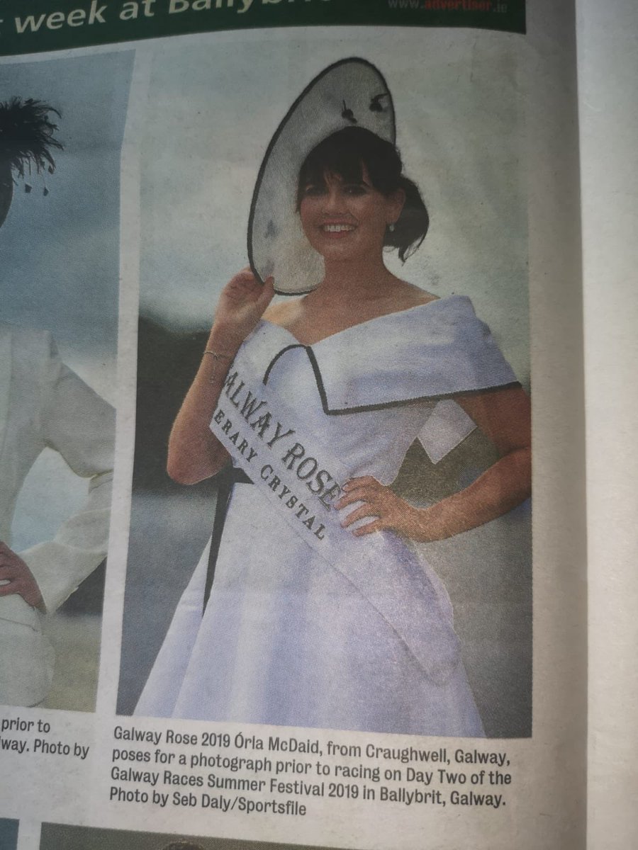 GalwayRose_'s tweet photo. Thanks @galwayad & @sportsfile for the pic of #GalwayRose Órla @Galway_Races in this week’s paper. Dress @GOMearaDesigns
Headpiece @Gduggandesigns
Hair/Makeup #hairat74
Tan @CatwalkHQ
Beauty @NBNGalway
Clutch #glitzibitz @Eyresqcentre Jewellery @tippcrystal #sponsors https://t.co/4FGcRxeoR7