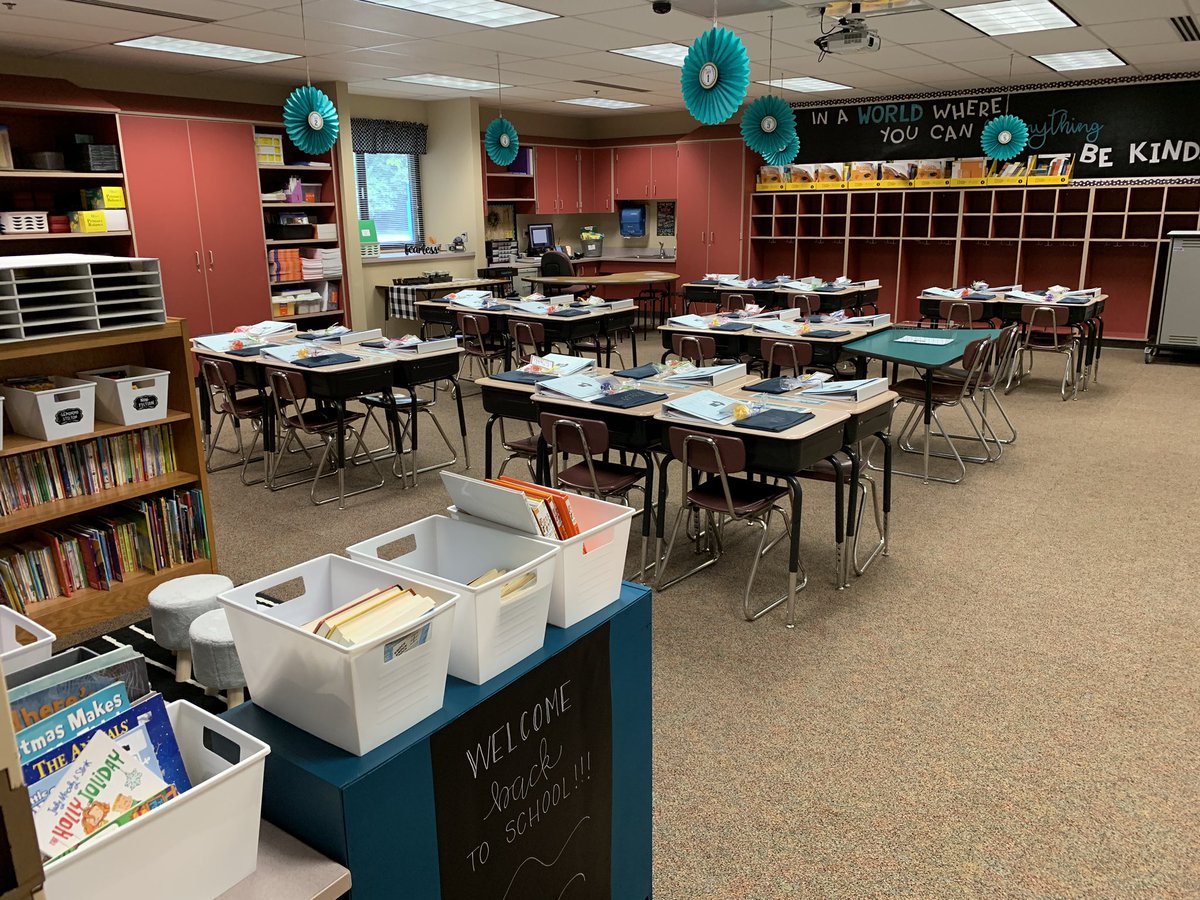 MrsFarrell_MTE's tweet photo. Had the BEST time meeting my awesome kiddos and their families tonight! Iโm so excited for tomorrow...itโs go time!!! #firstdayjitters #3rdgrade #3rdgradeteacher #firstdayofschool #letsdothething @MohawkTrailsEl https://t.co/wX4MlkR1F4