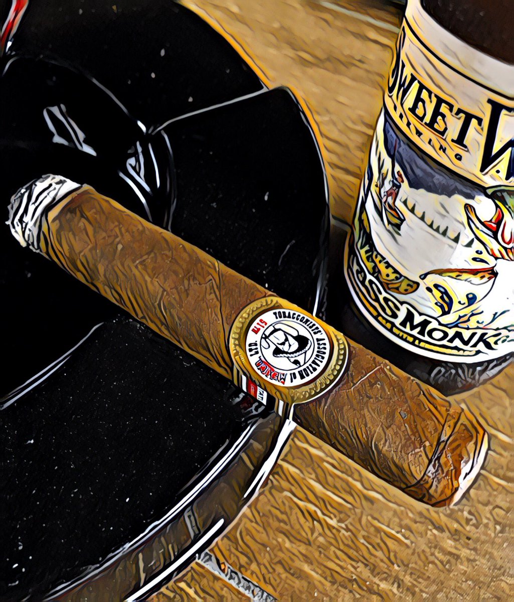 stogiedad's tweet photo. Tonight’s gem...@TatuajeCigars #TAA #2019 51th . Terrific, but are you surprised? #nowsmoking @sweetwaterbrew #GrassMonkey to wash it down. 👍🏻👊🏻👍🏻 https://t.co/aZrWb76YB5