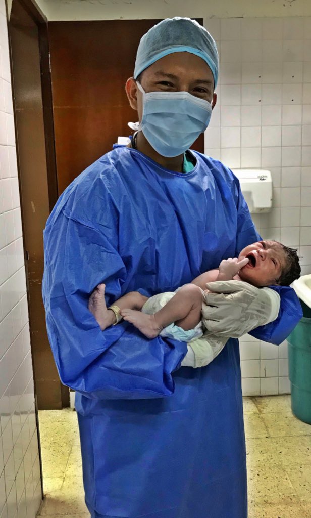 AnselMontiel's tweet photo. “Y es haí cuando te das cuenta que estás en el momento y el lugar adecuado”
No fue fácil pero lo logramos, agradecido de estar presente y ayudar en el nacimiento de este hermoso niño 👶🍼🙌🏻 https://t.co/GYhO1McR0P