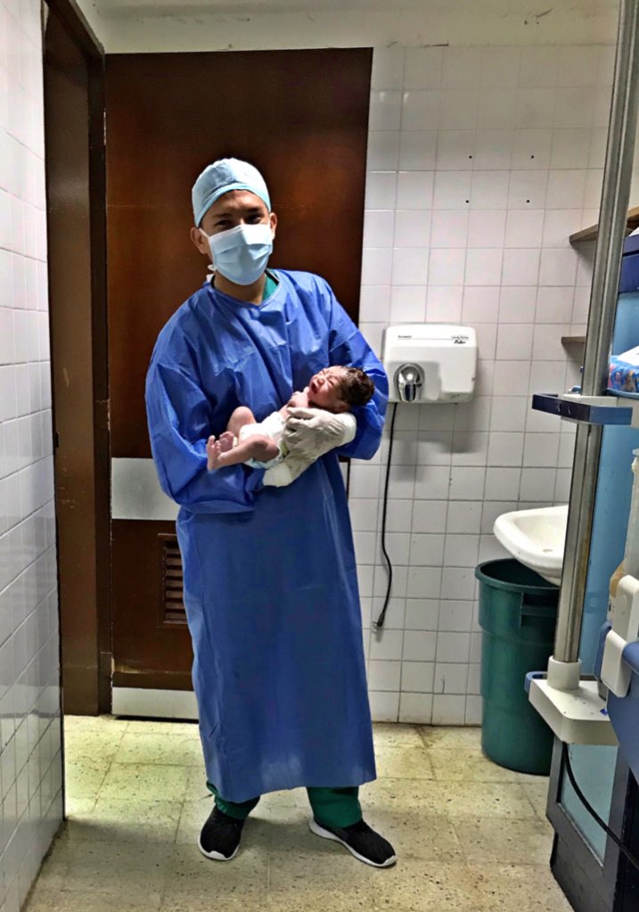 AnselMontiel's tweet photo. “Y es haí cuando te das cuenta que estás en el momento y el lugar adecuado”
No fue fácil pero lo logramos, agradecido de estar presente y ayudar en el nacimiento de este hermoso niño 👶🍼🙌🏻 https://t.co/GYhO1McR0P