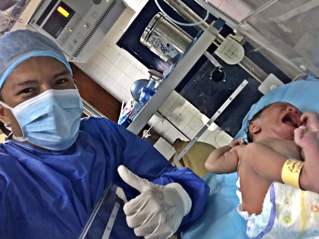 AnselMontiel's tweet photo. “Y es haí cuando te das cuenta que estás en el momento y el lugar adecuado”
No fue fácil pero lo logramos, agradecido de estar presente y ayudar en el nacimiento de este hermoso niño 👶🍼🙌🏻 https://t.co/GYhO1McR0P