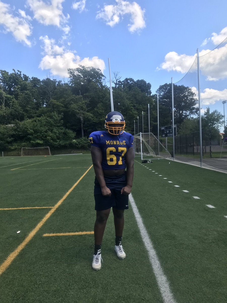 DLoveDE65's tweet photo. It’s that time🏈 https://t.co/IZ0W1p8Ddz