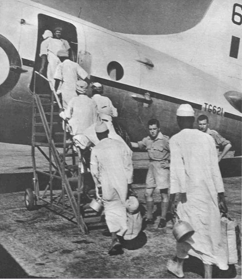 JaafarSJaafar's tweet photo. Nigerian Muslim pilgrims boarding a Royal Air Force’s Hastings aircraft at El Adem, Libya. They were in a party of 100 Nigerian pilgrims who lost their way in the Libyan desert returning from Mecca on foot in 1960. The RAF was called in to assist and fly them to Kano. https://t.co/fmyiAQT3F5