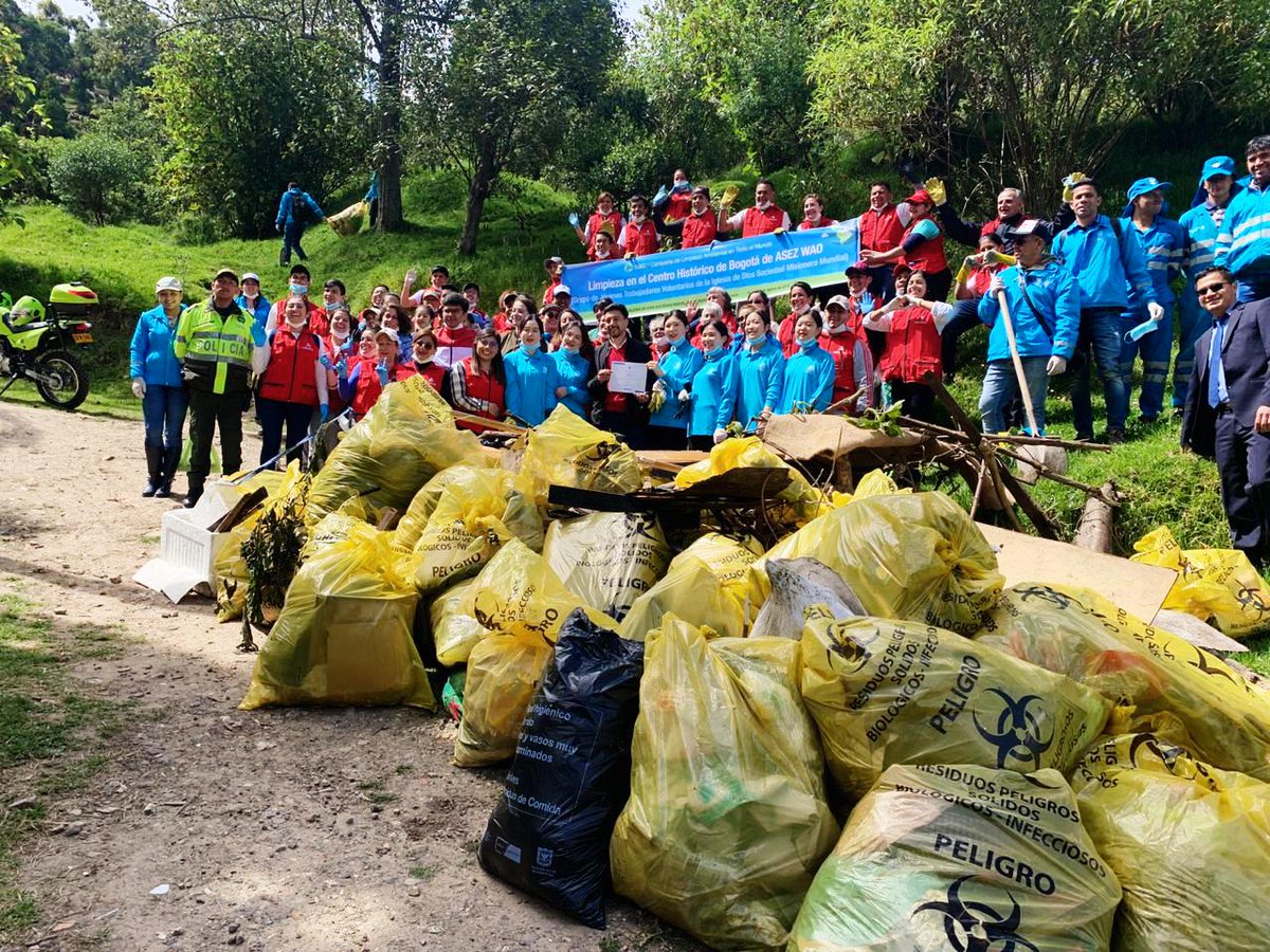Alcandelaria_'s tweet photo. Alrededor de 27m cúbicos de residuos fueron recogidos en la jornada de limpieza de la Quebrada Padre de Jesús en Candelaria, con voluntariado de la organización coreana ASEZ WAO y el apoyo de Batallón Guardia Presidencial, Promoambiental, Secretaría de Gobierno, PONAL y Alcaldía https://t.co/RZwP96Xylj