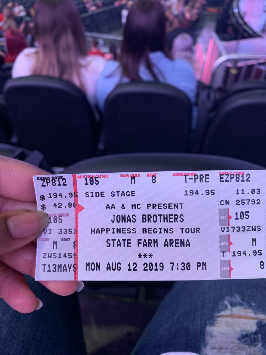 jammlove90's tweet photo. #HappinessBeginsTour #statefarmarena #JonasBrothers https://t.co/iAxR3q8s4A