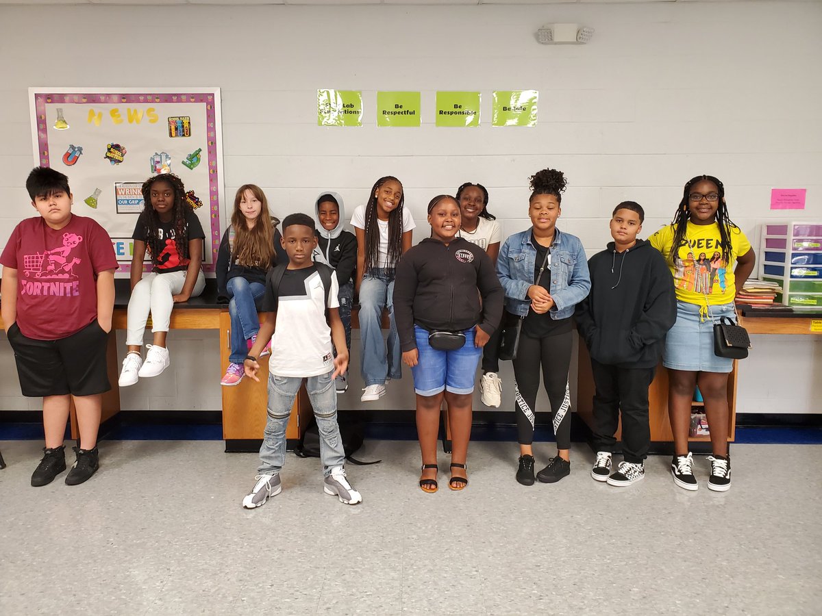mrsjtscience's tweet photo. First day of #middleschool #6thgradestar for these kiddos๐ @EJHSBulldogCtry @suptking #streamfcps1920 Y'all! I love them already! https://t.co/aLklI6NOlN