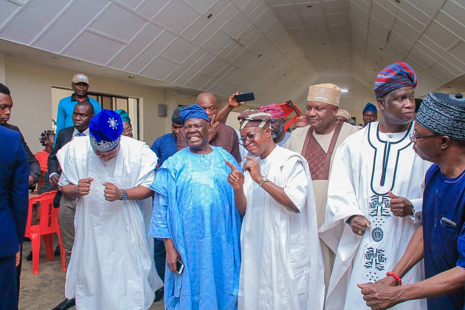 RotimiW15767796's tweet photo. #PhotoNews

Governor, State of Osun His Excellency Mr. Gboyega Oyetola, his Deputy His Excellency Mr. Benedict Alabi , OSHA Speaker Rt Hon.Timothy Owoyeye, Osun State Apc Party chairman Prince Famodun Adegboyega and other Political functionaries paid home page, Sallah Celebration https://t.co/DZyPWeDCHP