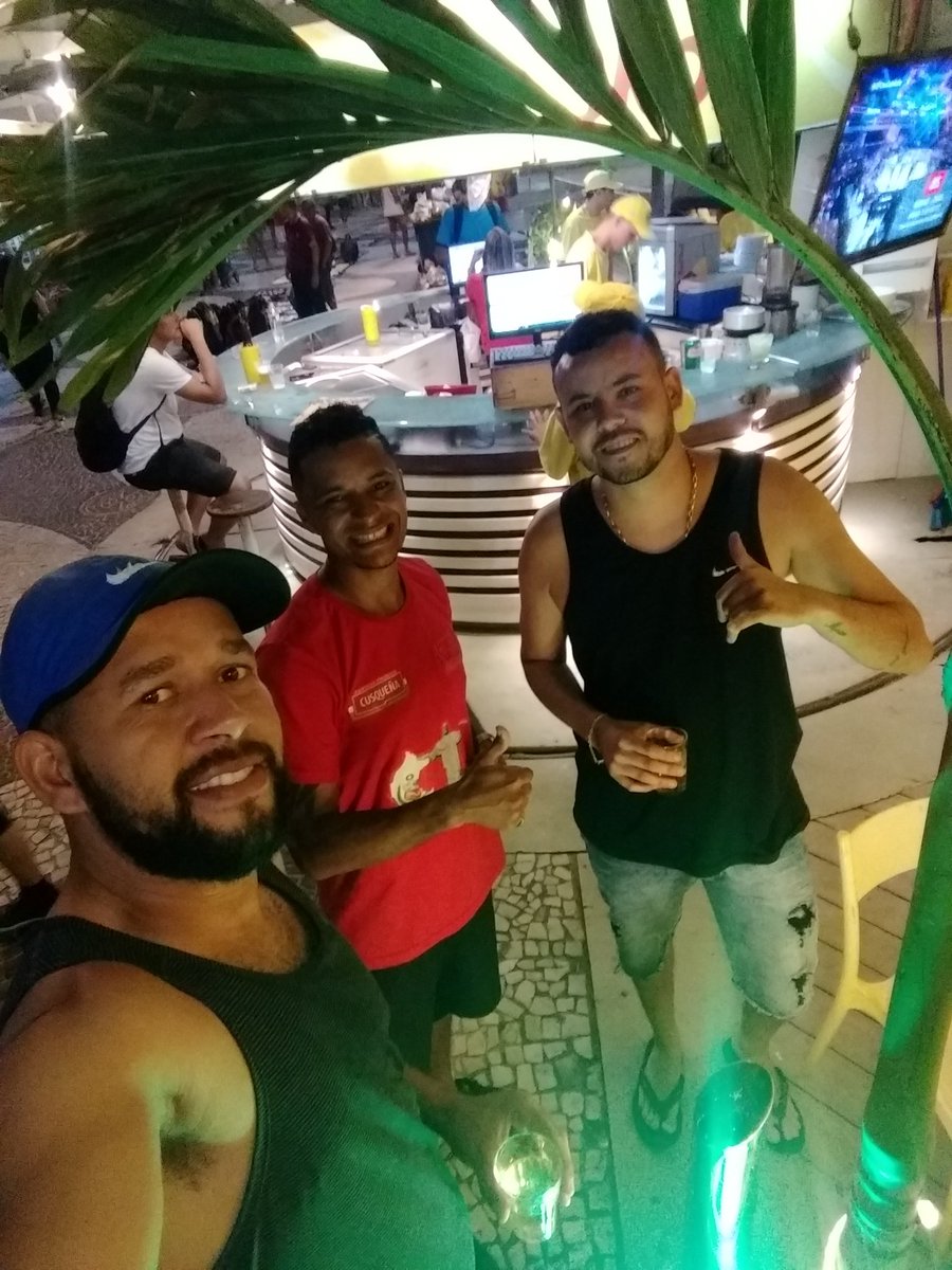 Brunocrvgflores's tweet photo. Sobre sbd aquele pagodinho em #copacabana
#pgodeando
#parças
#rj https://t.co/7apwlrMm5U