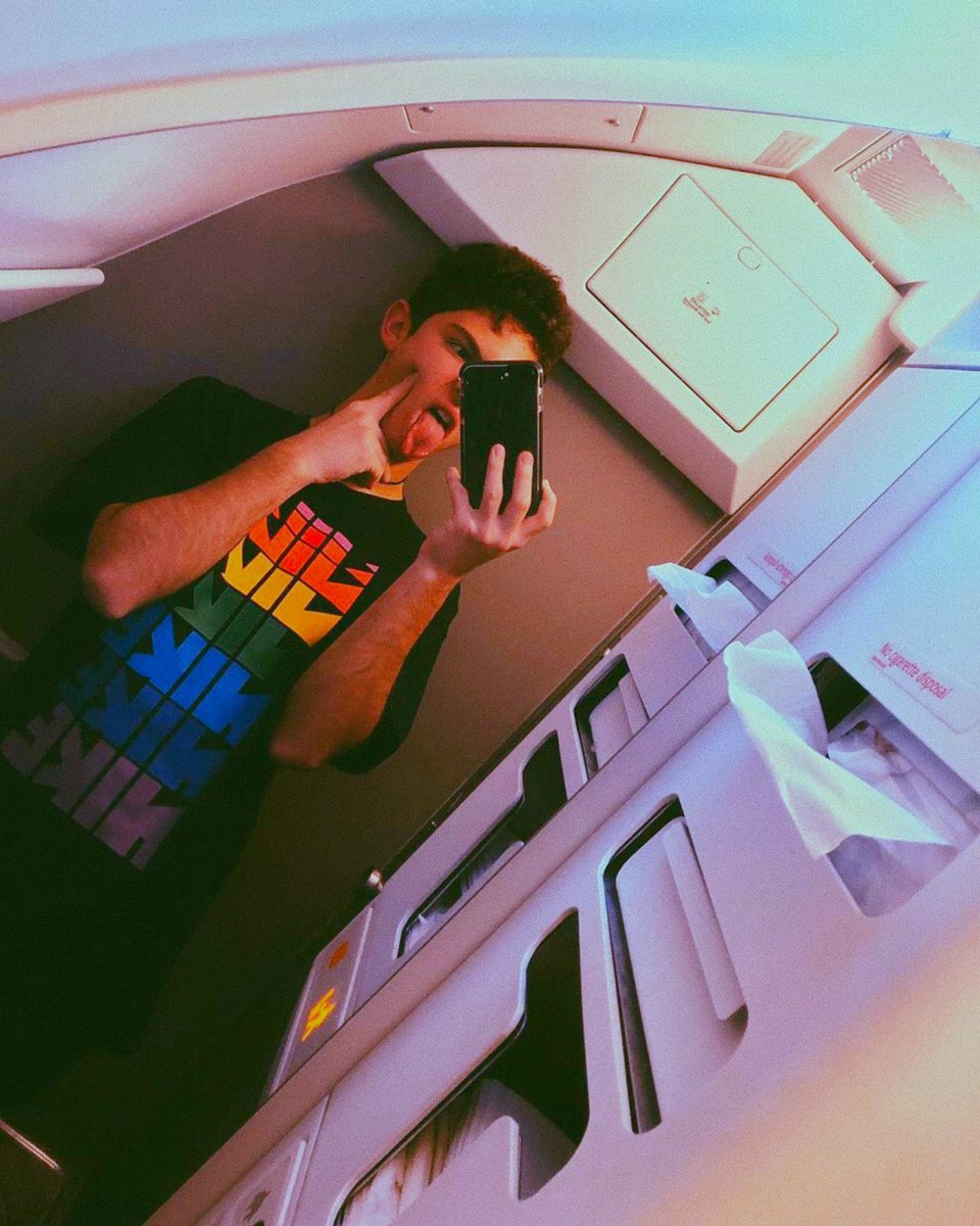 something_cam's tweet photo. 📱Emiliaco Social Media AU📱

    Emilio y Joaquín no sabían nada de las redes sociales, ya que, no tenían un celular ni acceso a ellas. Sus padres después de varios años decidieron que era tiempo de regalarles un móvil, y oh diablos. 

Aquí fue cuando todo se salió de control. https://t.co/FM9uv0nPKV