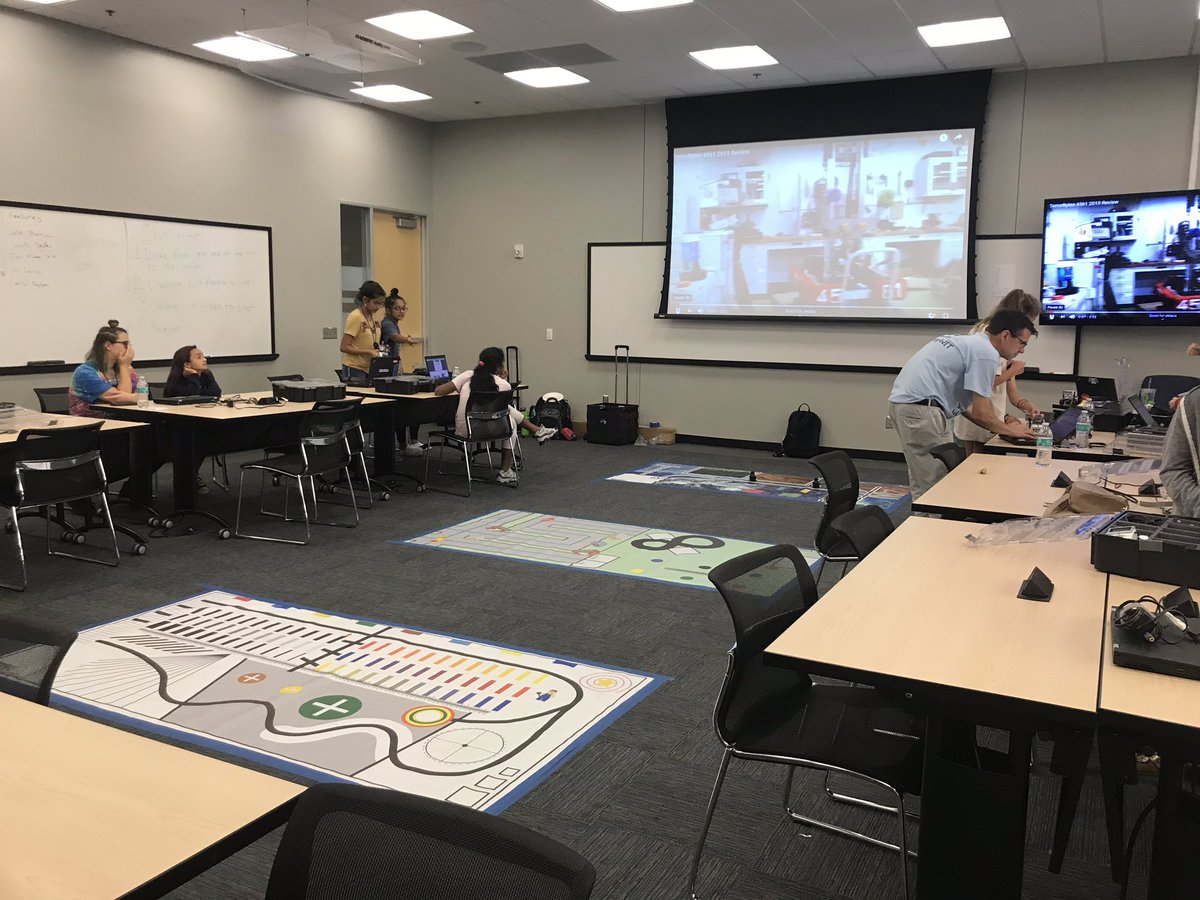 thotran2019's tweet photo. Introducing young girls to robotics gives me hope for the future of inclusion and diversity in tech! https://t.co/TfyDOnGS5M
