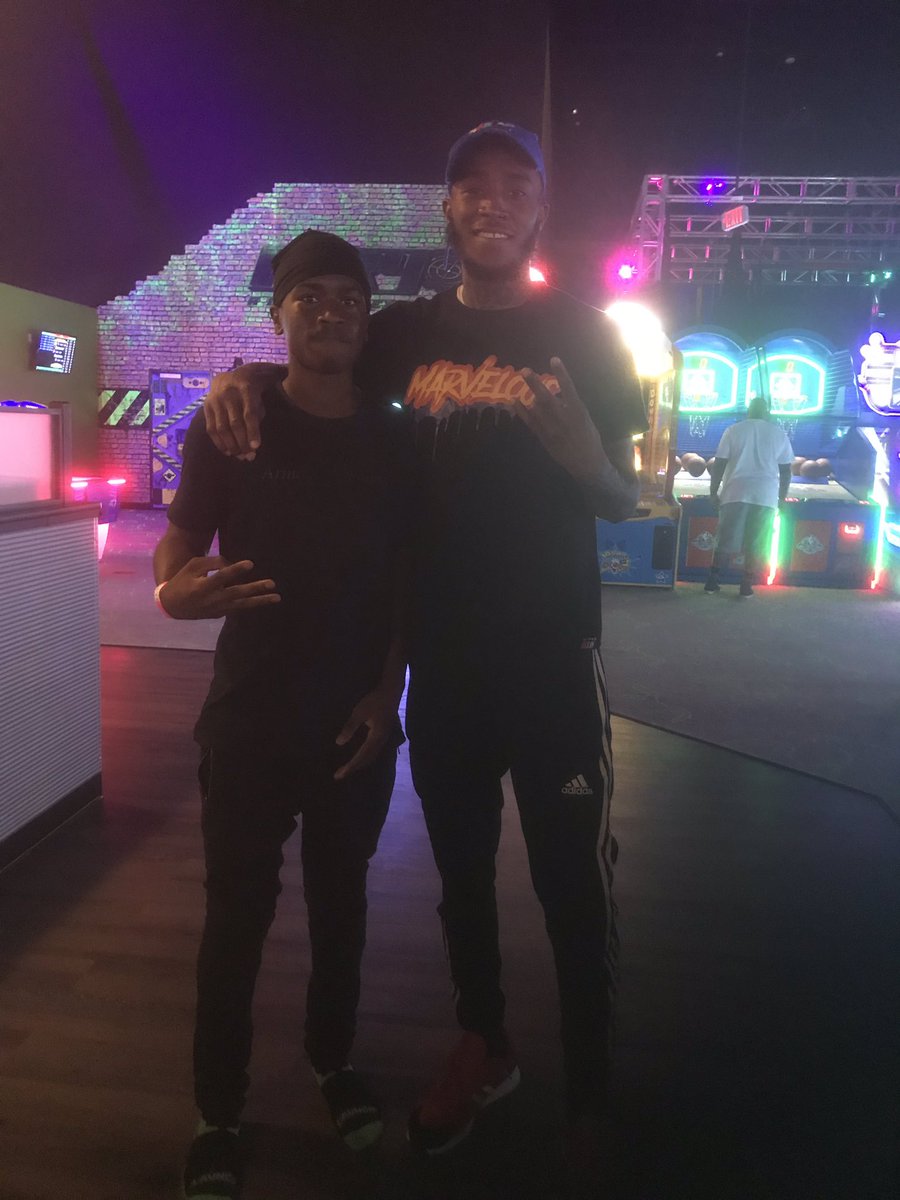 4HonchoSki's tweet photo. I ran into @DavyRuffin today🤣🤘🏾🖤 https://t.co/PwEtsXJCXD
