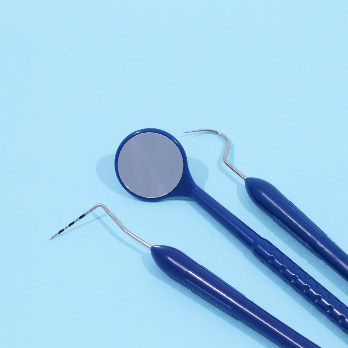SingleUseDental's tweet photo. One of our best sellers. This is our D2006, a two-piece diagnostic kit showing both ends of the perio probe/sickle. The combination probe is beneficial for both #periodontal screening and #caries detection. 

View it online here https://t.co/R4rGyzWN7l

#SingleUse
#Dentistry https://t.co/WwB4Cz3vUM