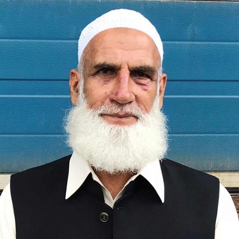 Svennetorsk's tweet photo. Bild på den 21 åriga white supremacist terroristen som tänkte mass mörda muslimer i en moské i Norge för några dagar sen, åt höger är 65 åriga amo Mohammed Rafiq som misshandlade horungen och höll ner honom tills polisen kom, herr Rafiq you are a national treasure https://t.co/5wnnpmgduz