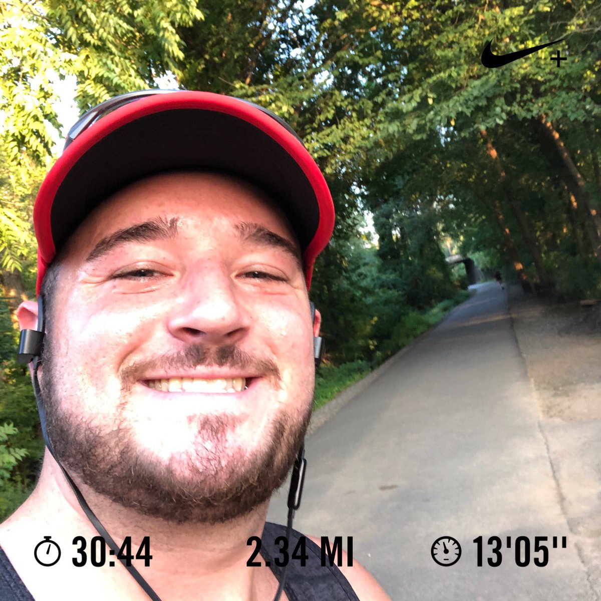 ScooterMullin's tweet image. At mile 16 I started to feel pain in my MCL, at the finish line I couldn’t walk without help, I sprained my MCL during the NJ Marathon. I had to teach myself how to run the right way, but 3 months of PT later I’m back on the trails. #ComebackRun @bennettrun