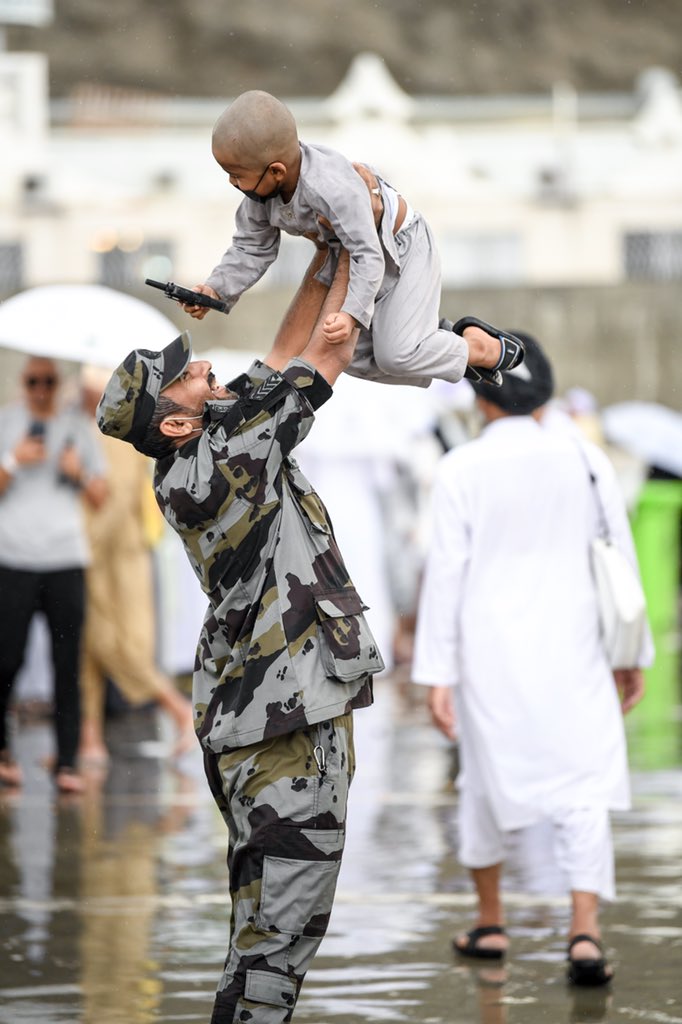 RashedMbc's tweet photo. رجالنا  أمن وفعل ..
ولضيوف الحرمين صاروا أهل ..

يد تحمي ويد تساعد ..

بكل شرف من #عدستي 
في موسم #الحج https://t.co/UnqWWnFy60