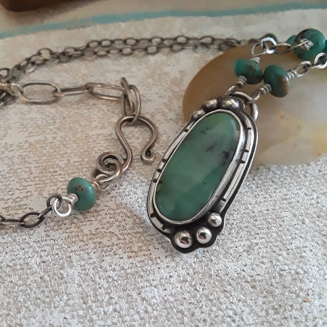 I am totally smitten with the soft green tone of this variscite. It pairs really well with the green kingman turquoise beads I have wire wrapped in the chain. I think I'm in love!😍